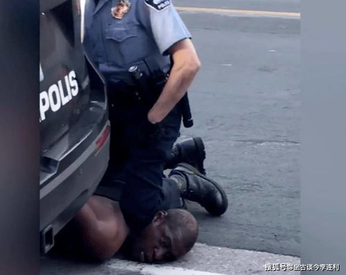 美国警方暴力执法导致黑人死亡,引发抗议,警方用催泪弹爆震弹驱(美国警方暴力执法政治认识)