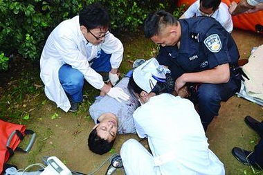 他在吃自己!加州北部雷丁市有人在当地发出尖叫声(加州每个人都有自己的时间)