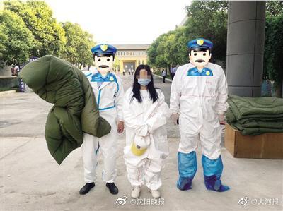 失恋女子在飞机上玩酒,砸碎舷窗就事情,我们很难判断她的意图是(失恋女子在飞机上耍酒疯 豆瓣)