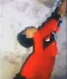 重庆红衣男孩怎么能用绳子把手绑起来挂在横梁上?恐怕这不是人为(09重庆男孩红衣事件真相)