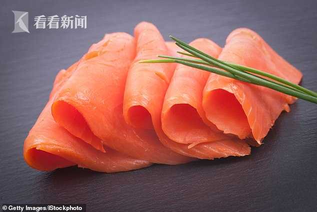 外媒曝光挪威三文鱼养殖罪恶:繁殖条件拥挤肮脏(外媒曝光挪威三文鱼养殖罪恶)