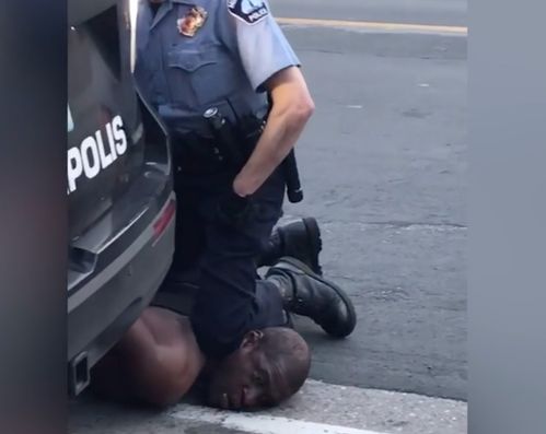 美国警察再次暴力导致黑人死亡!(美国警察暴力致人死亡)