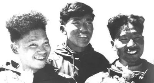 他是世界上第一个从北坡登上珠穆朗玛峰的登山者(他是世界上第一个发明活字印刷术的人)