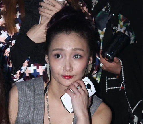 北京警方查获多名吸毒者 一群人被带回当地派出所处理