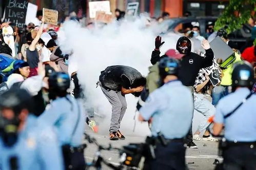 警察跪脖锁喉黑人男子死亡事件发生后,抗议示威活动在美国近20