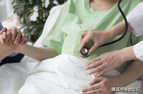 孕妇在医院门口站着生出孩子 一旁警察走近后看得目瞪口呆(孕妇在医院门口站着生下孩子)