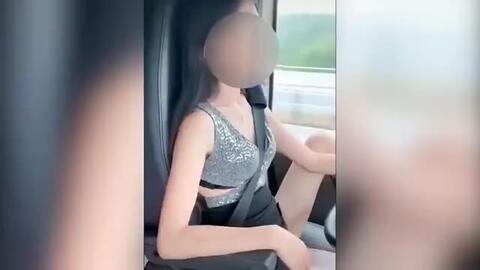 美女穿着暴露的衣服,脚开着大卡车,拍视频 交警检查事情并不容(曼美女穿着暴露)