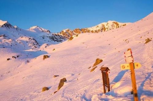 粉色冰川出现在阿尔卑斯山