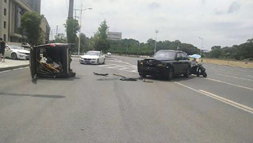 长安汽车翻车,劳斯莱斯安全气囊全炸,交通事故还在进一步了解!(长安unik最新翻车视频)
