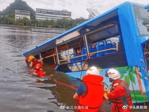 公交车掉进湖里的那一刻 突然左转过马路冲下水库(厦门湖里公交车)