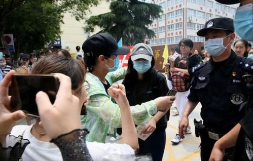 张子枫的家庭背景如何?她的父亲在三门峡当地的供电公司工作(张子枫父母 家庭背景)