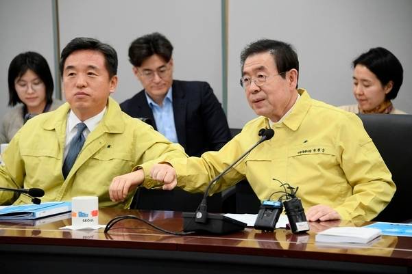 首尔代市长出现:穿黑衣服谨吊胸章 提到朴元淳之死当场哽咽(首尔代市长现身)