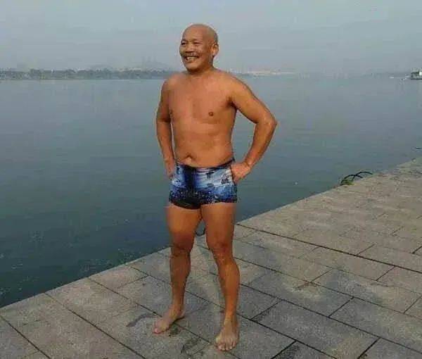 冲浪俱乐部四位游泳好手, 一个接一个地被暗流卷拖着溺水, 差(盘古掌冲浪俱乐部)
