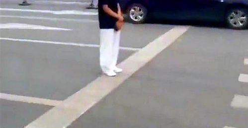 男女半裸床单躺斑马线拍婚纱照 网友炸锅