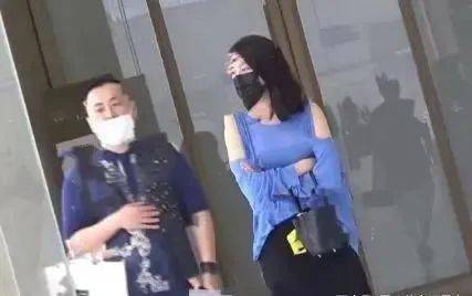 马苏和神秘男子购物,啤酒肚若隐若现,他们一路谈笑风生(马苏与神秘男子)