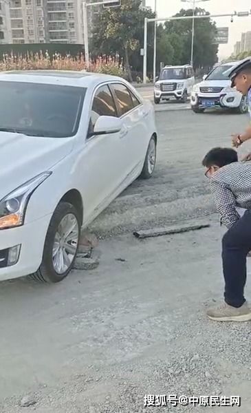20岁男孩开车进深沟,父亲不放眼泪洗脸 救援队的专业和尽职尽(11岁男孩开车)