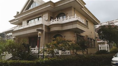 陕西一对母女住在一栋四层别墅里。他们上楼洗澡时被困在电梯里4