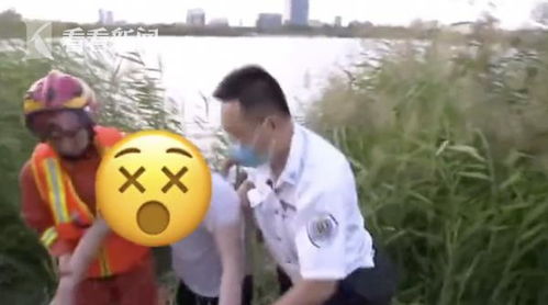 67岁周被打捞上岸后,医护人员正在鉴定自己的生命体征