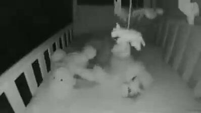 婴儿在灯熄灭后悄悄地从婴儿床上下来