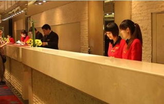 警察深夜检查酒店房间 房间里12件衣服暴露了美女的反应(警察会检查酒店房间吗)