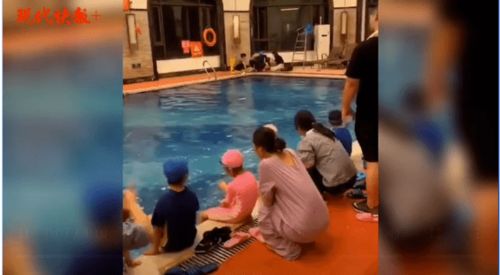 6岁男孩游泳课结束时溺水身亡,挣扎10分钟无人发现(男孩游泳课感染HPV0)