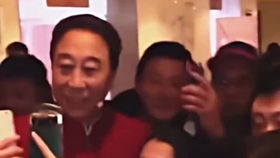 医生为让肚子里的宝宝动起来,个铁盆不停地敲 网友:注意里面的