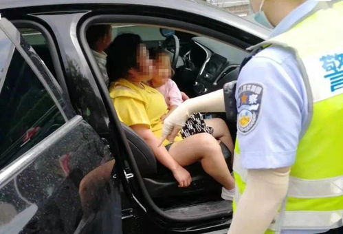 夫妻车大打出手,把车扔到高速公路上。 妻子的话让交警笑了(夫妻一点小事大打出手)