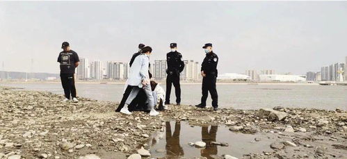 男子独自划江水冲浪板救人视频走红 高难度动作背后的故事