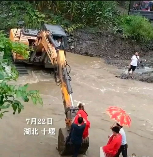 挖掘机变鹊桥送新人过河结婚 网友:千年修共挖机!(挖掘机变鹊桥送新人过河结婚)