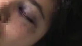 她在二楼跳下,受了重伤。她被威胁要报警,杀死了她的儿子(她从11楼跳下)