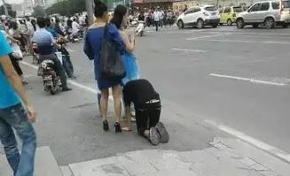 街中心街头妇女被碾压 几十名骑士瞬间跑了上来