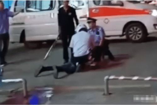 两个男人在街上强行把女人拖进车里 警方已介入调查(陈奕迅 两个男人在街上相遇)