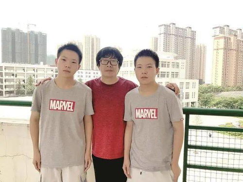 武汉一对双胞胎兄弟连分数一模一样 理科664分(湖北武汉双胞胎姐妹)