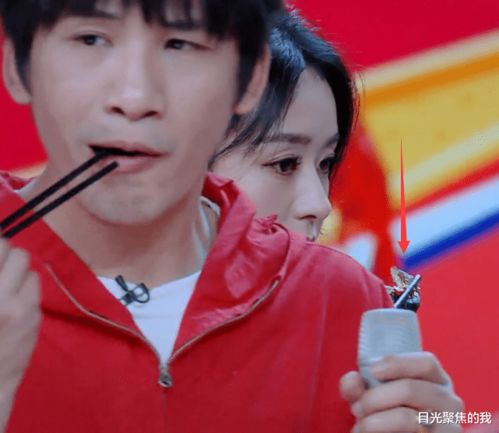 主持人直播时,妻子洗完澡,悄悄地从背后走过 入镜2秒让网友笑(主持人张晶直播)