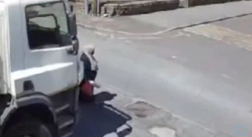 女人倒汽油烧前男友汽车 结果火焰跳了出来,炸翻了自己,不忍直
