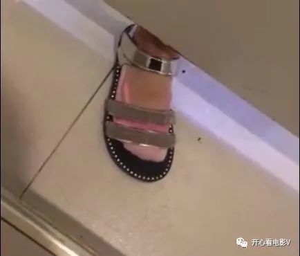 妈妈上厕所的女儿把脚伸进隔断间 真相曝光网友直呼机智(妈妈上厕所的女儿把脚一直伸进隔断间)