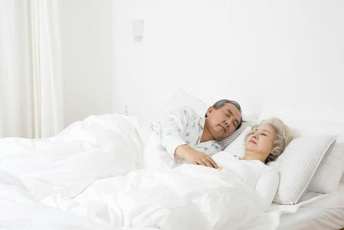 什么样的睡眠姿势有利于健康?睡眠需求的高峰期是什么时候?醒来(什么样的睡眠姿势不容易打呼噜)