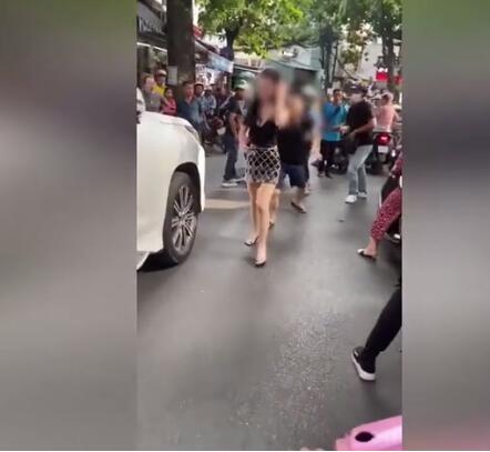 路遇丈夫载小三,妻子在街上强迫豪车停车,凶猛的举动让交警感到(路遇小三怎么做)