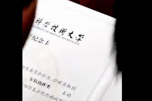 搬砖男孩在工地收到通知后毕业了 设定人生航向(工地收通知书的男孩毕业)
