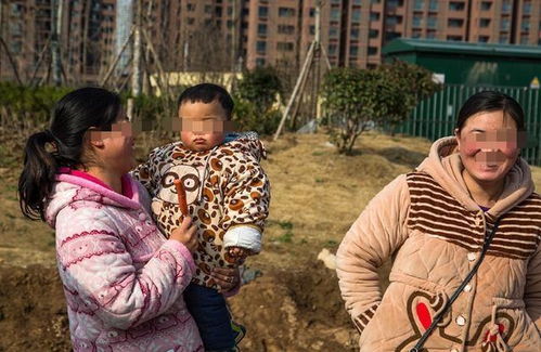 人贩子光天化日进屋抢孩子 母亲的行为让人泪流满面(人贩子光天化日进屋抢孩子)