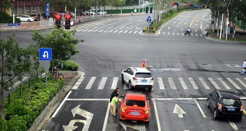 美女甚至砸了9辆车,还刻了男朋友的名字 男人一句话的回应令人