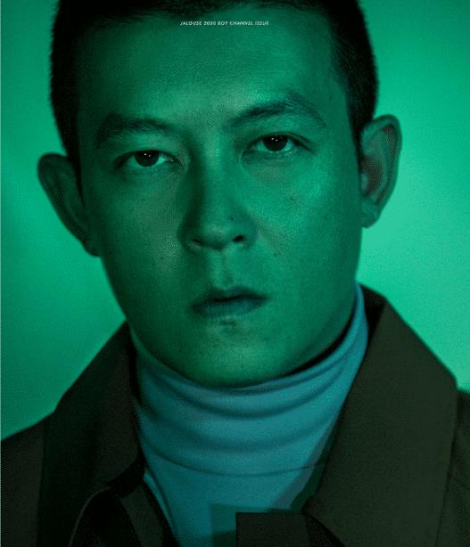 40岁时,他不怕素颜,眼神坚定自信,展现出成熟男人的魅力(在他40多岁时英语)