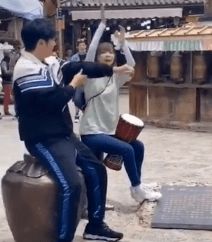 网络曝光郭京飞王洛丹录制节目坐景区雕塑脚石碑(郭京飞网络剧)