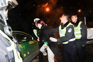 德州一男子裸奔追女司机 被警察枪杀