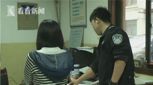 女人在澡堂偷拍女顾客,给丈夫直播 警方当场介入调查