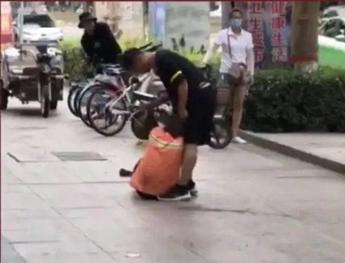 男人乱扔垃圾打人,一定要严惩! 看不到这种勤奋的环卫工人被打(乱扔垃圾的男人)