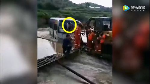 湖南娄底同兴村惊心动魄:中巴后轮悬挂,随时坠入河坝危险