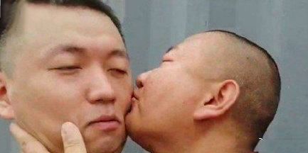 土high两大顶流药水哥和giao哥哥互相亲吻脸颊,奇怪的c