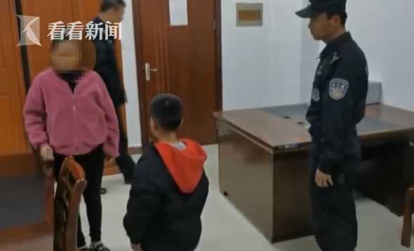 熊海子被母亲拉到警察局 警察一圈一圈地看着虎妈训练子