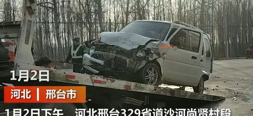 车祸严重 零件碎片散落在地上,一片狼藉